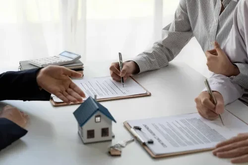 Consultor da MaxFinance em pose profissional sobre fundo azul corporativo, ao lado do logótipo “MaxFinance — Intermediários de Crédito”, transmitindo confiança, profissionalismo e apoio especializado em soluções de crédito.Select 72 more words to run Humanizer.